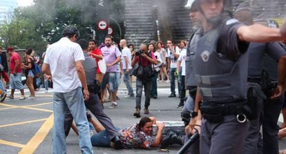 Ação da polícia contra ambulantes na av. Paulista.
