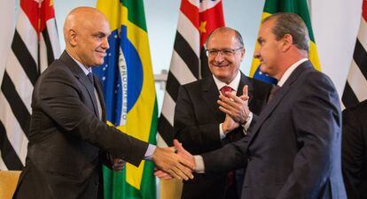 Moraes, Alckmin e Mágino Alves, secretário de Segurança em SP em maio, quando ele assumiu o cargo.
