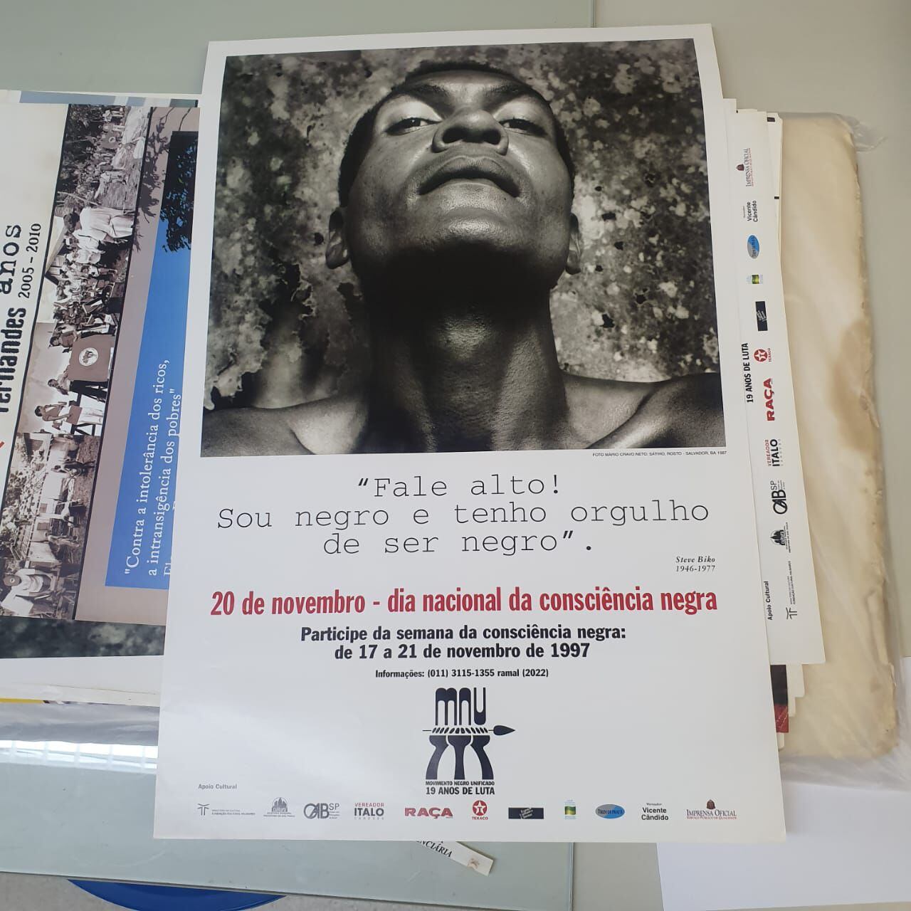 Cartazes e documentos  guardado pelo militante paulista Reginaldo Bispo.