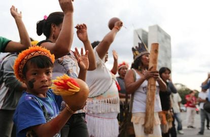 Índios guarani-kaiowá protestam em frente ao Palácio do Planalto contra retrocessos nas políticas de demarcação de terras no dia 17 de maio.
