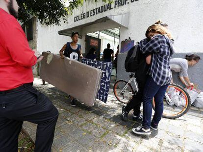Estudantes desocupam o Colégio Prof. Cleto, em Curitiba, nesta terça.