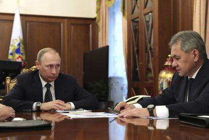 Vladimir Putin, com o ministro da Defesa russo, Serguei Choigu, em Moscou no dia 29 de dezembro.