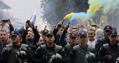 Torcedores do Kosovo celebram antes da partida.