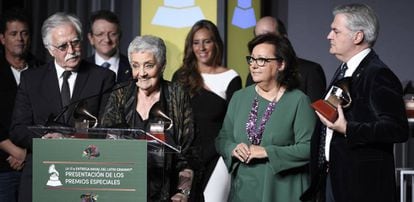 O grupo El Consorcio recebe seu prêmio no hotel Four Seasons de Las Vegas.