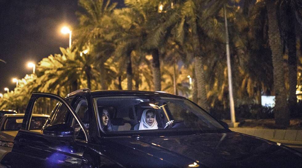 Rana Alshaikh, ao volante, e sua colega de trabalho Lamya Saif vão a uma exposição em Al Safarat, o bairro diplomático da capital saudita. Ambas trabalham na Sociedade para a Conservação do Patrimônio e frequentemente dividem carro com outras colegas para irem juntas a eventos culturais.