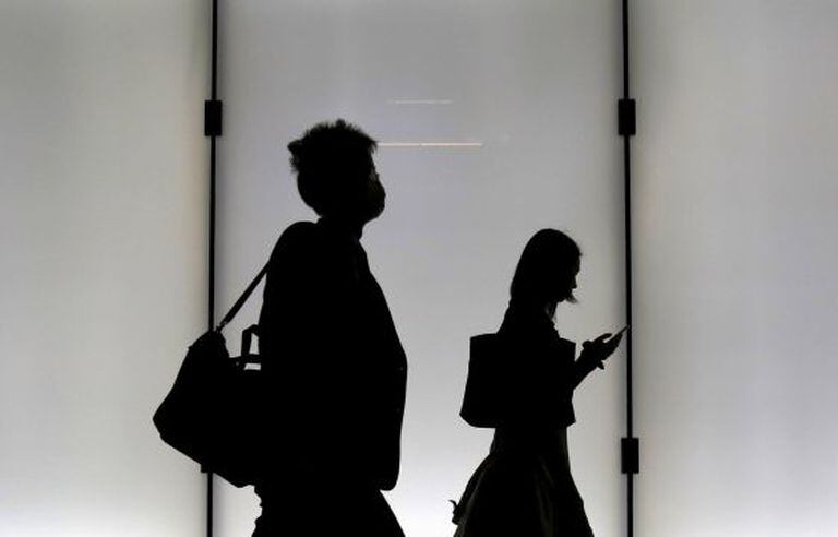Silhueta de mulheres em passagem subterrânea