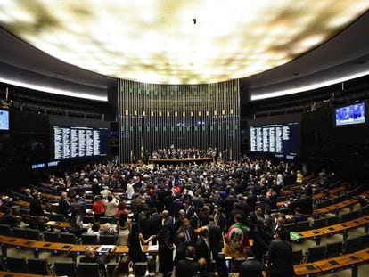 A sessão de votação do impeachment de Dilma Rousseff lotou o plenário da Câmara dos deputados neste domingo e já começou com tumulto e bate-boca entre os parlamentares.
