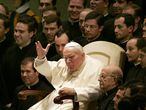 O papa João Paulo II em uma foto com Marcial Maciel e padres da Legião de Cristo no Vaticano em 2004. 