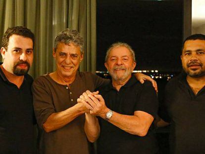 Guilherme Boulos, do MTST, Chico Buarque, Lula e João Paulo, do MST em foto divulgada pela página do petista no Facebook neste domingo.