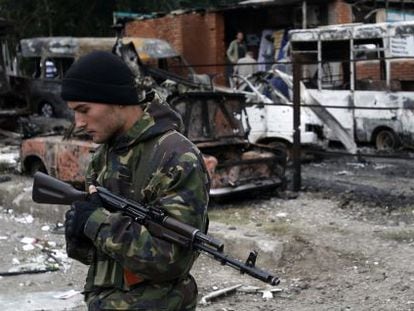 Um rebelde pró-russo em Donetsk.