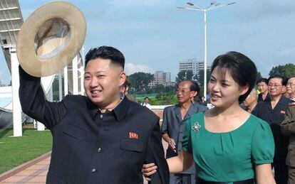 Kim Jong-un junto com a sua esposa, Ri Sol-ju, em julho de 2012.