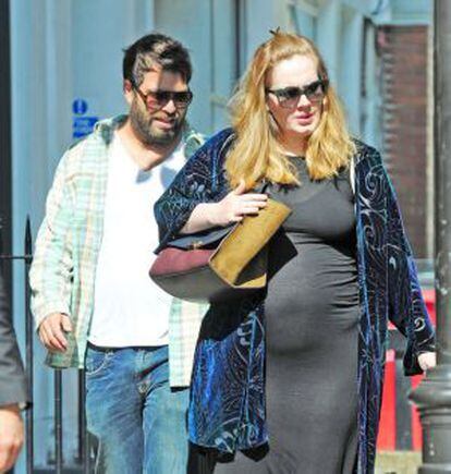 Adele grávida de seu primeiro filho, em 2012.