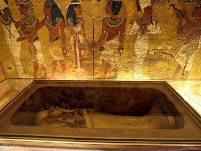 Interior da tumba do faraó Tutancâmon, em Luxor.