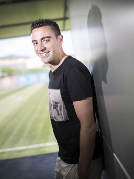 Xavi posa no campo Tito Vilanova.