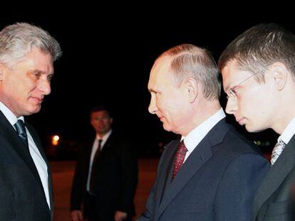 O primeiro vice-presidente de Cuba, à esquerda, recebe Putin no aeroporto de Havana.