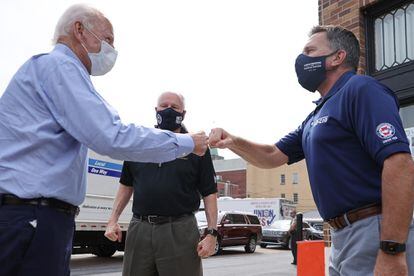 O candidato democrata a presidente dos EUA, Joe Biden, visita um grupo de trabalhadores na Pensilvânia.