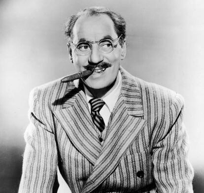 Não se sabe bem quando o genial Groucho pronunciou esta frase, nem sequer se a pronunciou mesmo, mas, por causa do seu brilhantismo, tudo gruda nele. Alguns estudiosos que se dedicam a verificar citações afirmam se tratar de uma piada do século XIX, que certamente o comediante norte-americano ouviu e adotou. O fato é que o ditado ainda hoje estampa camisetas, ilustrando com perfeição o cinismo que às vezes domina a política. Na imagem, Groucho Marx, seu charuto e seu bigode, em 1945.