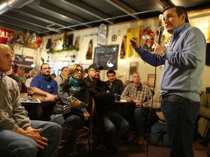 O candidato republicano Ted Cruz em um restaurante de Iowa.