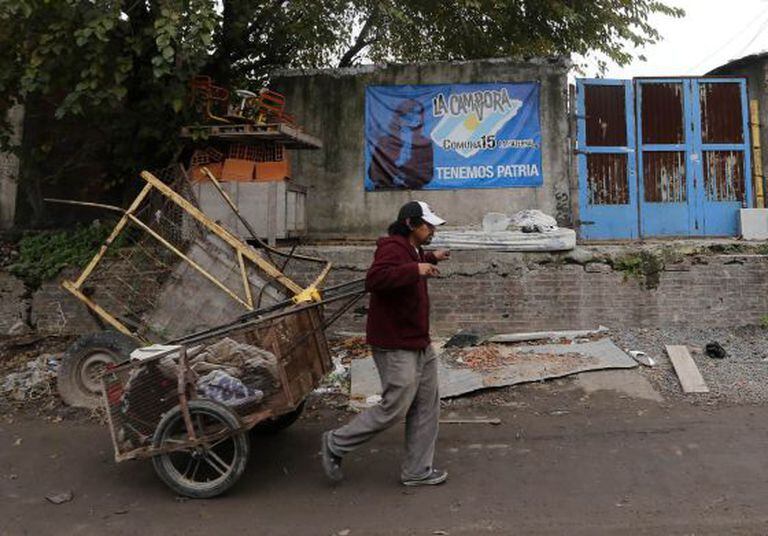 Carroceiro na favela de La Carbonilla, em Buenos Aires.