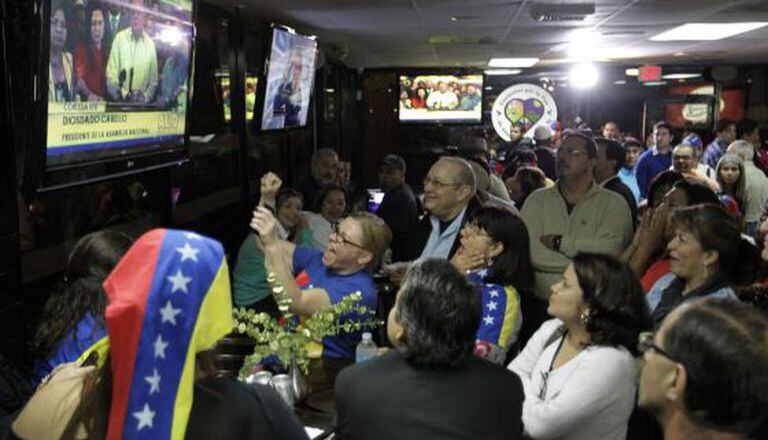 Cidadãos venezuelanos em restaurante em Doral, Flórida.