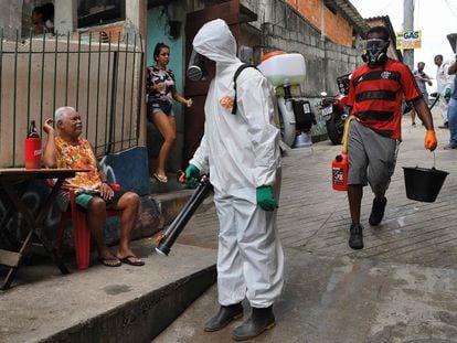 Voluntário desinfeta uma área da favela da Babilônia, no Rio de Janeiro, no dia 18 de abril.