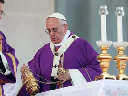 O papa Francisco em uma missa neste sábado, em Nápoles.