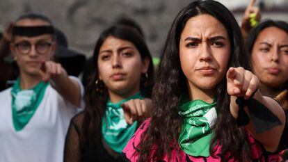 Universitárias mexicanas representam a coreografia ‘Um Estuprador no seu Caminho’, em 29 de novembro.