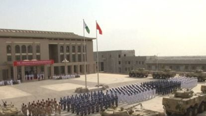 Militares chineses na base de Djibuti nesta terça-feira.