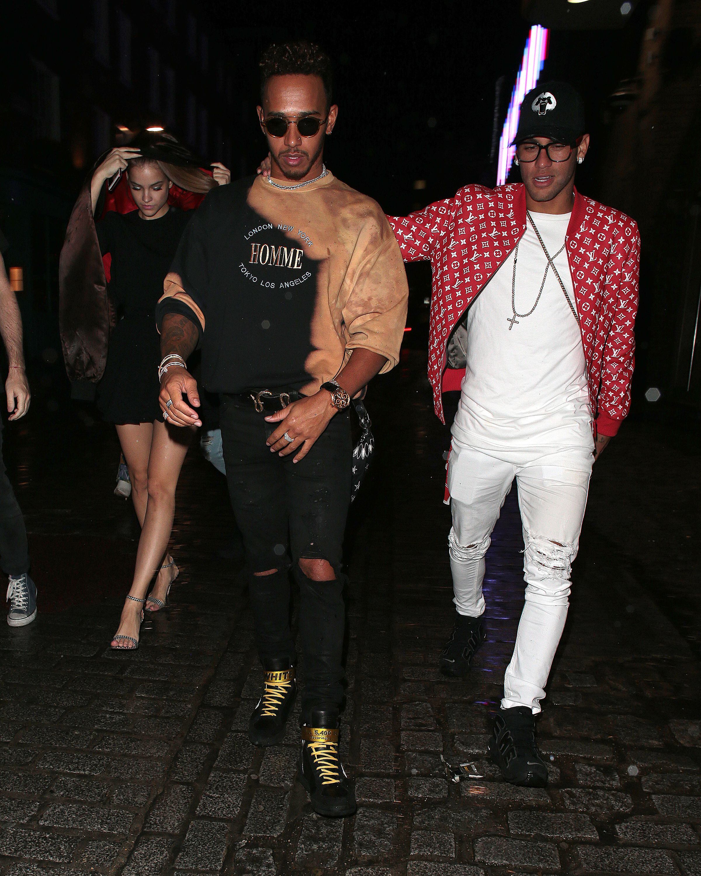 Lewis Hamilton e Neymar Jr., dois dos esportistas mais questionados pelo público, se divertem juntos na noite de Barcelona, em 2017.
