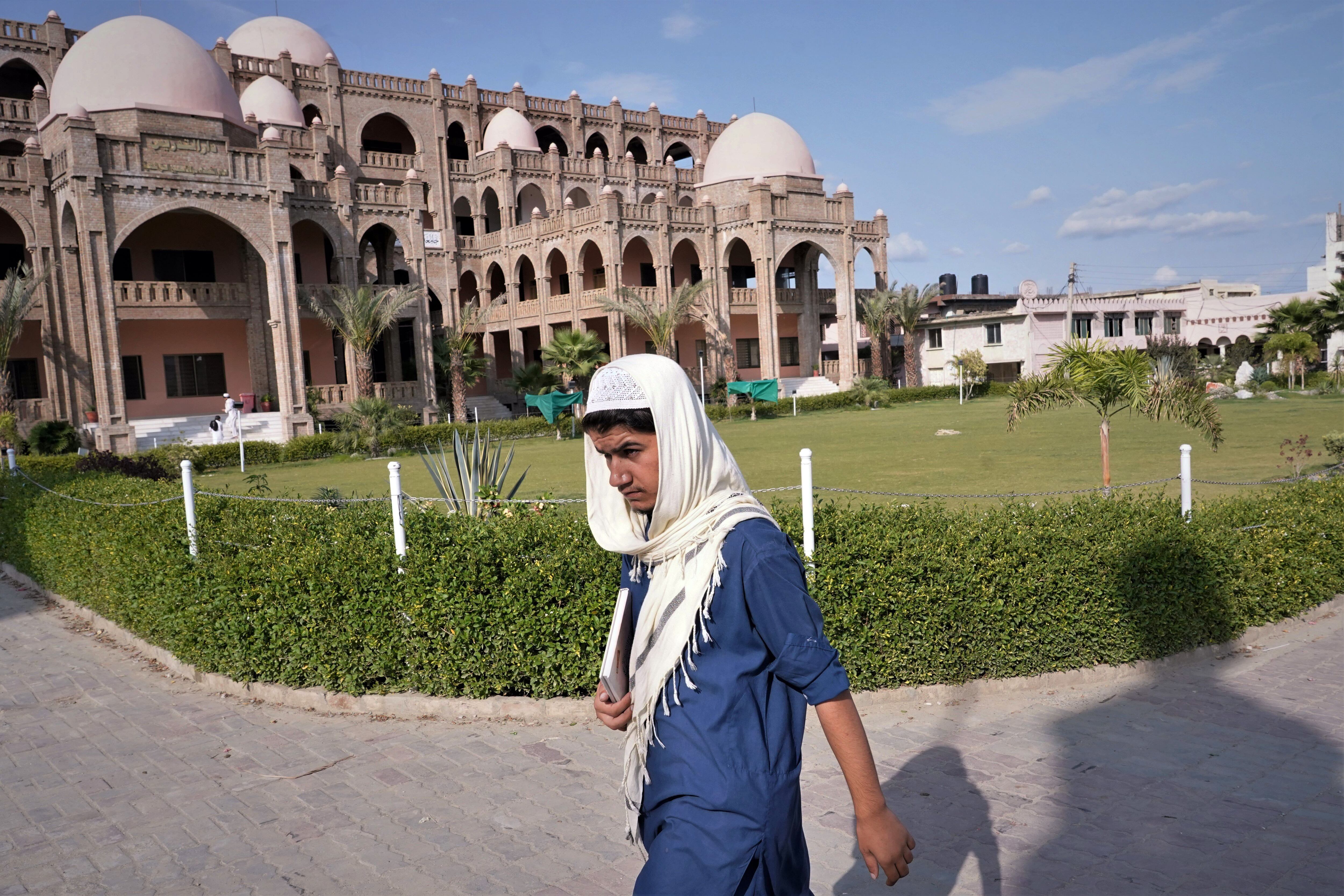 Um estudante diante do edifício principal da madraça Haqqania, perto de Peshawar. 