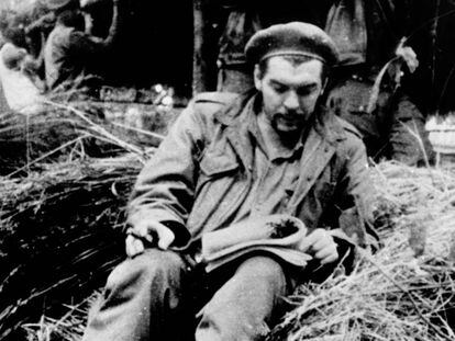 Ernesto ‘Che’ Guevara lendo no Congo em 1965.