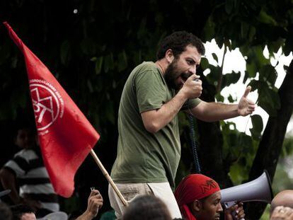 Guilherme Boulos durante uma manifestação.