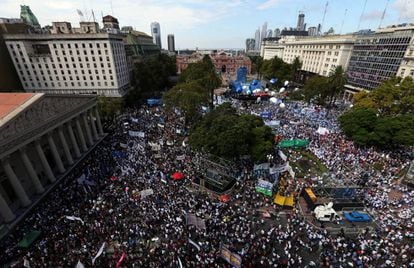 Dezenas de milhares de docentes se manifestam na Plaza de Mayo contra a política educacional de Mauricio Macri.