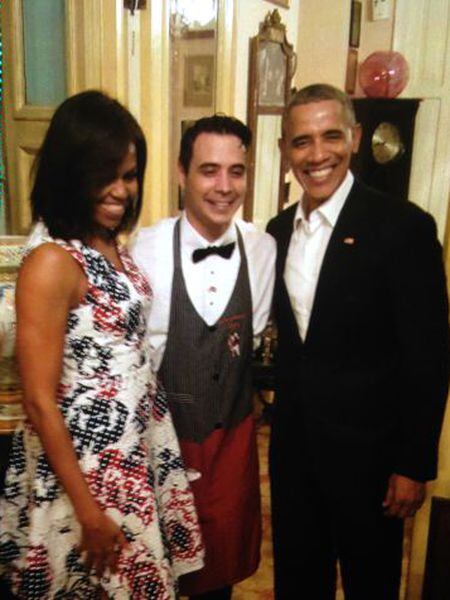 Os Obama com seu garçom Reinier Mely, na noite de domingo, em Havana.