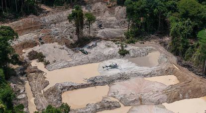 Grupo Especializado de FiscalizaçãO do IBAMA desativa garimpos ilegais nos parques nacionais do Jamanxim e do Rio Novo, no Pará.