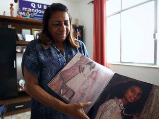 Marinete Silva, mãe de Marielle, mostra álbum da filha em cena do documentário que será lançado na próxima semana.