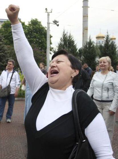 Várias pessoas se reúnem para celebrar o resultado do referendo de Luhansk.