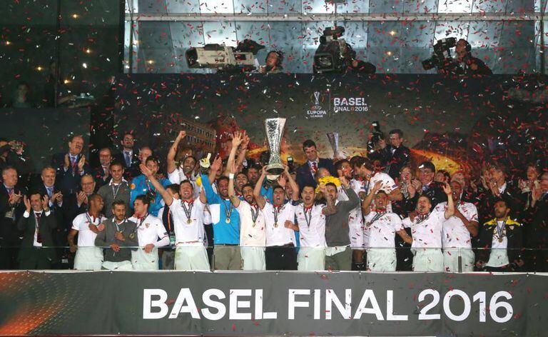 Reyes levanta a taça da Liga Europa conquistada pelo Sevilla.