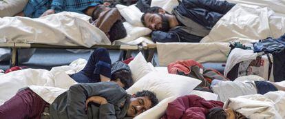 Refugiados sírios descansam em Hanau, Alemanha.
