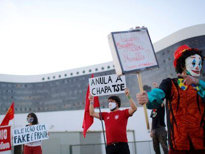 Opositores de Bolsonaro em protesto em frente ao TSE, nesta terça-feira.