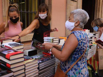 Clientes com máscara em feira de livros Sabadell, na região de Barcelona, em 23 de julho.