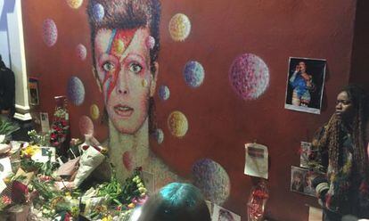 Lembranças ante o mural dedicado a Bowie em Brixton.