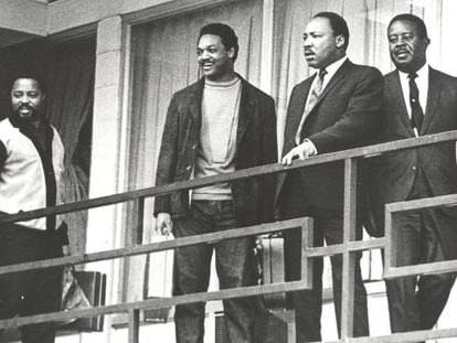 Ralph Abernathy, Martin Luther King, Jesse Jackson e Hosea Williams (da direita para a esquerda) no terraço do hotel Lorraine, em Memphis, na véspera do assassinato