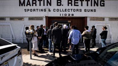 Pessoas na fila esperando para comprar armas, nesta terça-feira em Los Angeles.