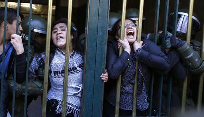 Estudantes presos em Santiago de Chile durante um protesto.
