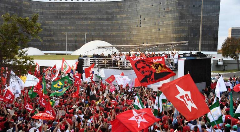 Protesto de apoiadores de Lula em frente ao TSE, em Brasília.