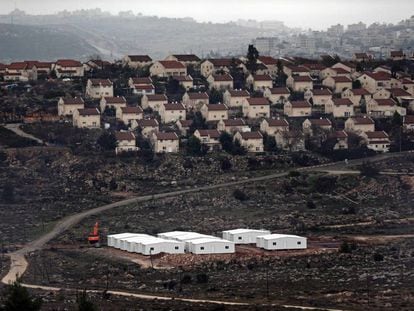 Constru&ccedil;&atilde;o de casas israelenses no norte de Ramallah. 
