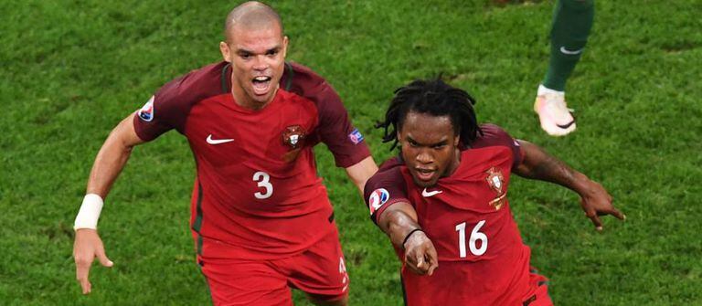 Sanches (dir.) comemora gol de empate.