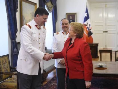 Bachelet saúda a Ricardo Martínez, novo comandante em chefe do Exército de Chile.