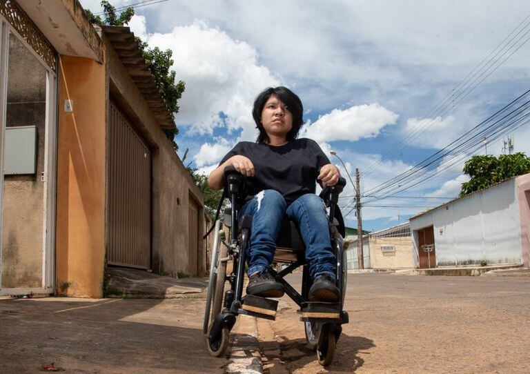 Kanhu Raka Kamayurá na rua de sua casa em Brasília